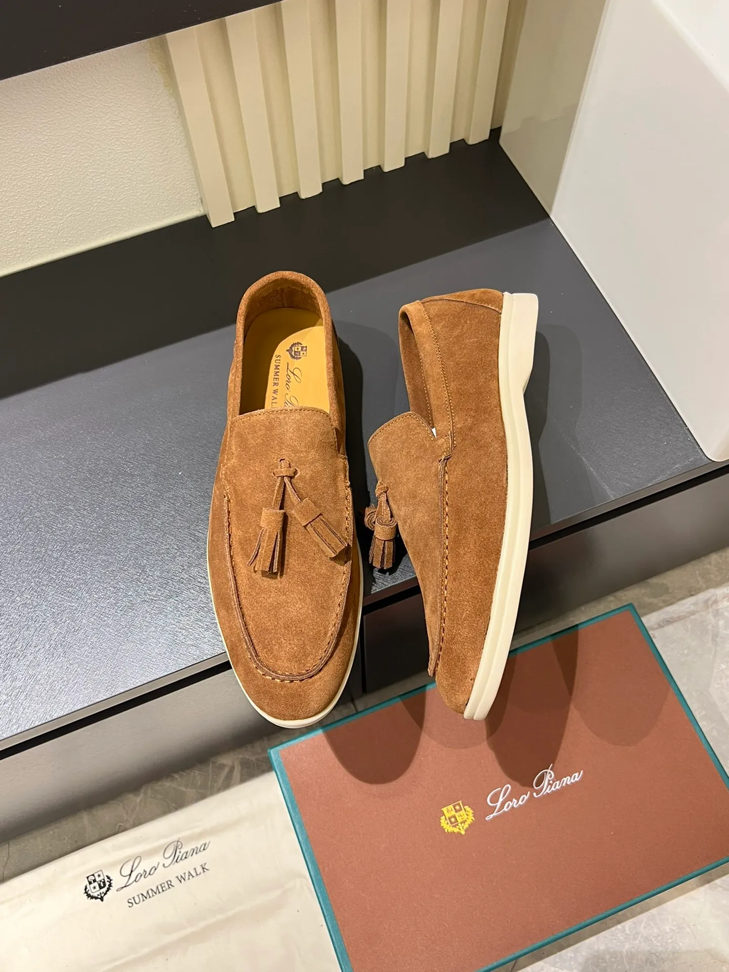 Men's shoes 💰p360 "Loro men's shoes 💰pian'*" Classic L men's shoes for couples 💰p Top version British flat loafers, a must-have item in old money style, the minimalist design is eye-catching and durable, a plus point for dressing The soft foot feel and texture are outstanding. They don’t scratch your feet and are very nice. They are matched with soft and waxy soles. They can be worn daily for a long time without getting tired. They are easy to wear, versatile and classic items, with perfect foot feel and texture! Imported cashmere fabric, the lining is made of imported A-grade water-dyed cow lining, the top version of the genuine leather midsole is sewn with pure handmade mark thread! Size: Female 35-40 (34. Customized) Male 38-44 (45.46. Customized)